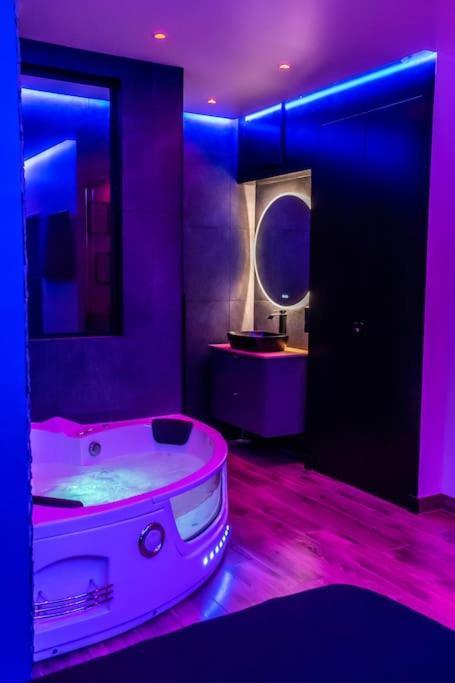 Blue Night - Jacuzzi - Bord De Seine Lägenhet Corbeil-Essonnes Exteriör bild