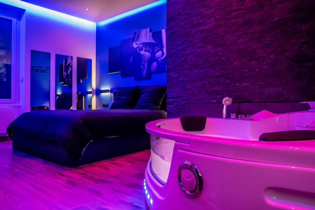 Blue Night - Jacuzzi - Bord De Seine Lägenhet Corbeil-Essonnes Exteriör bild